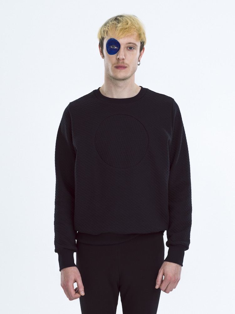 sweat rond noir sur fond noir homme